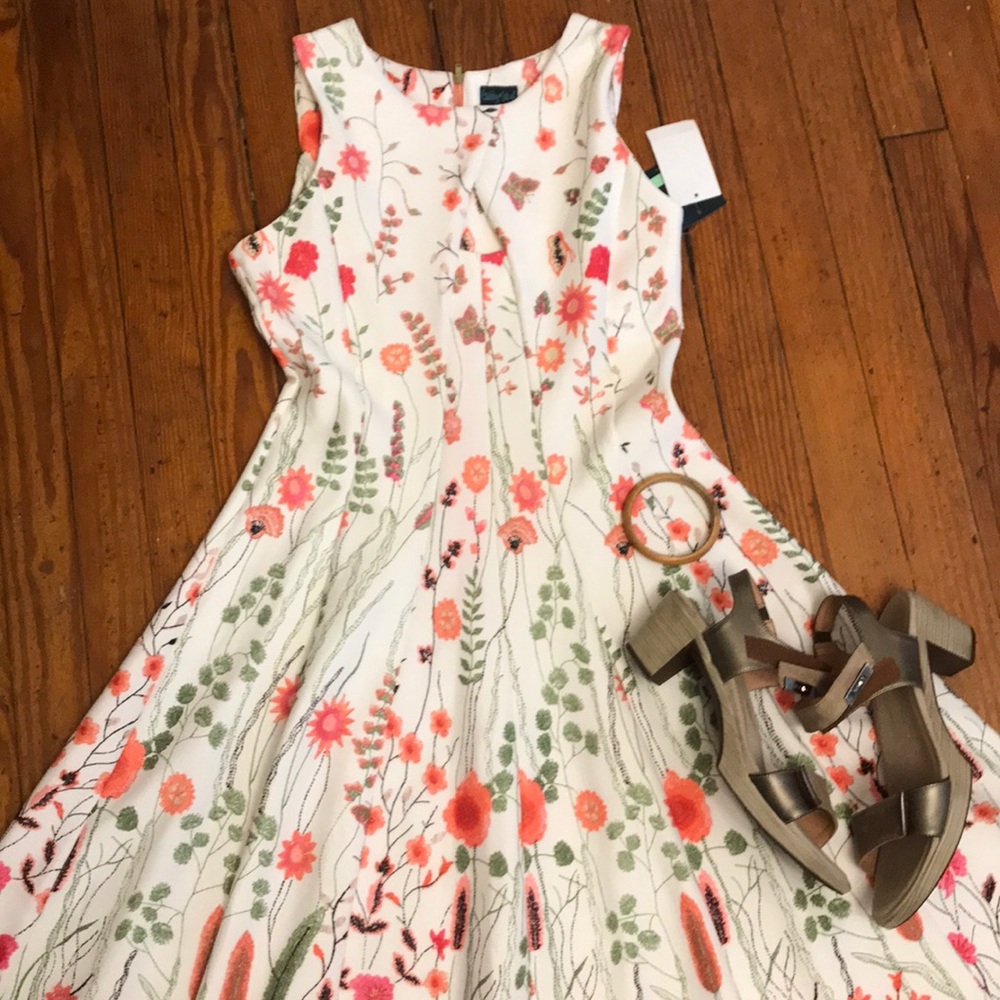 New floral swing dress with peephole detail! ❤️😍